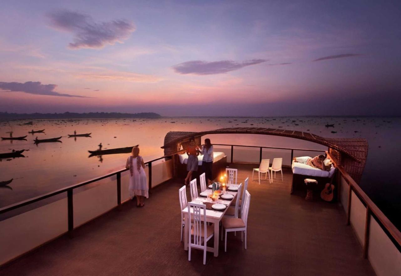 โคซี่ เฮาส์โบ๊ต Hotel Alappuzha ภายนอก รูปภาพ