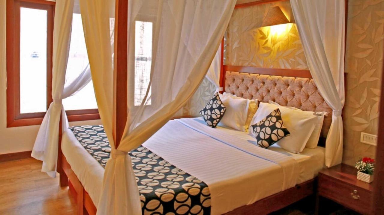 โคซี่ เฮาส์โบ๊ต Hotel Alappuzha ภายนอก รูปภาพ