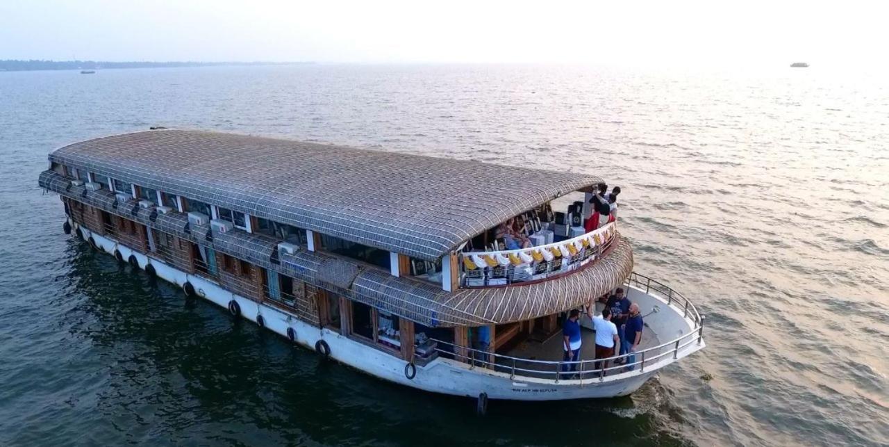 โคซี่ เฮาส์โบ๊ต Hotel Alappuzha ภายนอก รูปภาพ