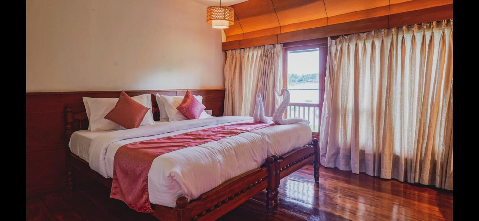 โคซี่ เฮาส์โบ๊ต Hotel Alappuzha ภายนอก รูปภาพ