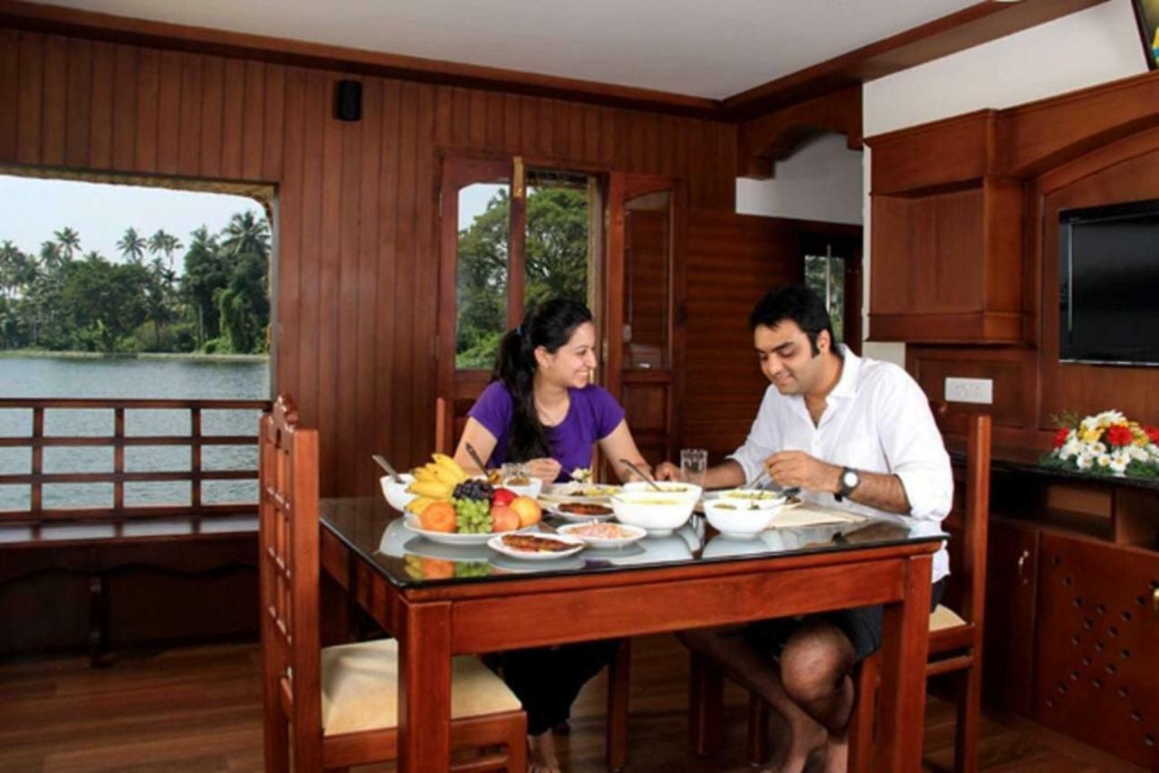 โคซี่ เฮาส์โบ๊ต Hotel Alappuzha ภายนอก รูปภาพ