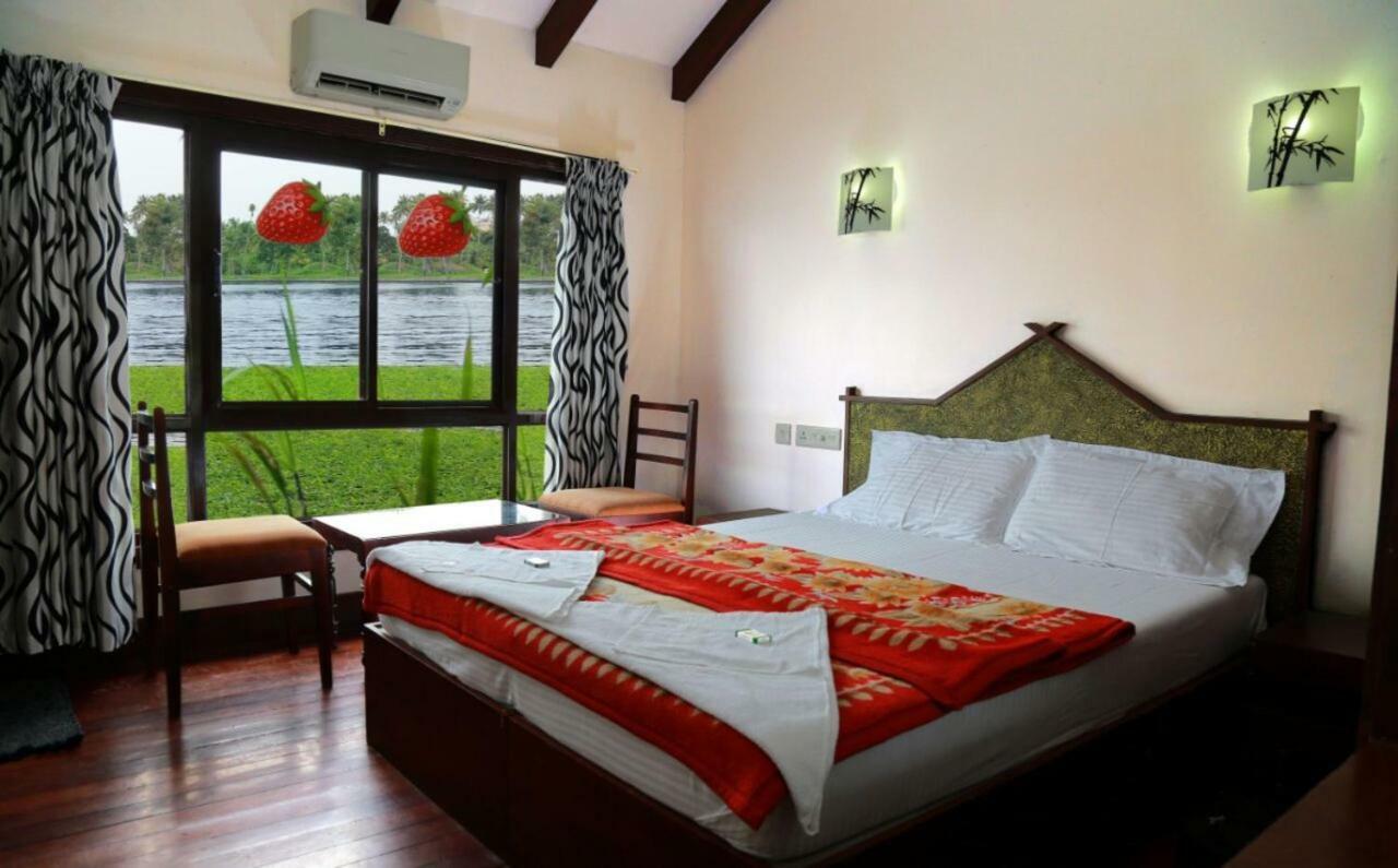 โคซี่ เฮาส์โบ๊ต Hotel Alappuzha ภายนอก รูปภาพ