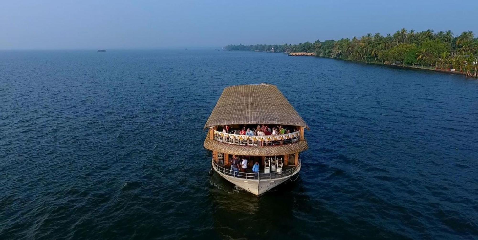 โคซี่ เฮาส์โบ๊ต Hotel Alappuzha ภายนอก รูปภาพ