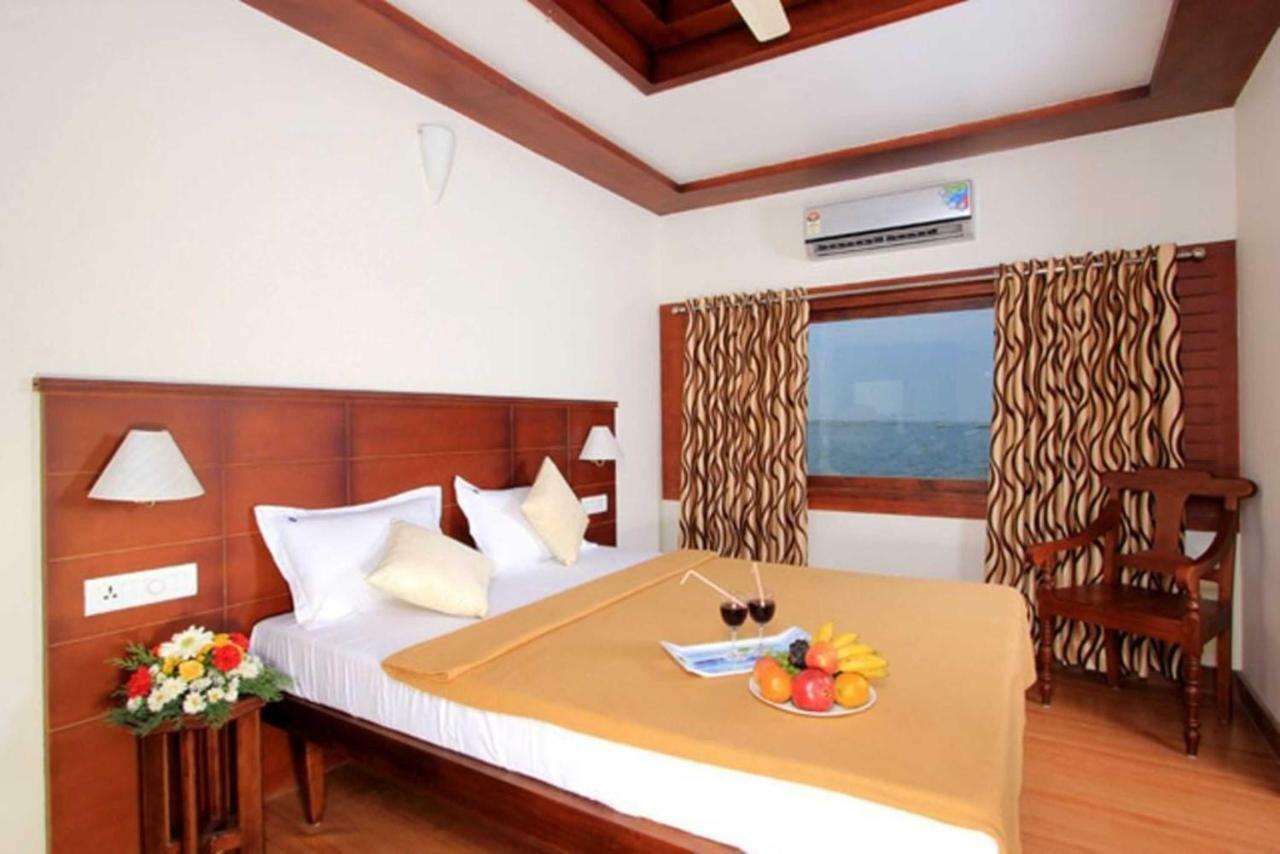 โคซี่ เฮาส์โบ๊ต Hotel Alappuzha ภายนอก รูปภาพ