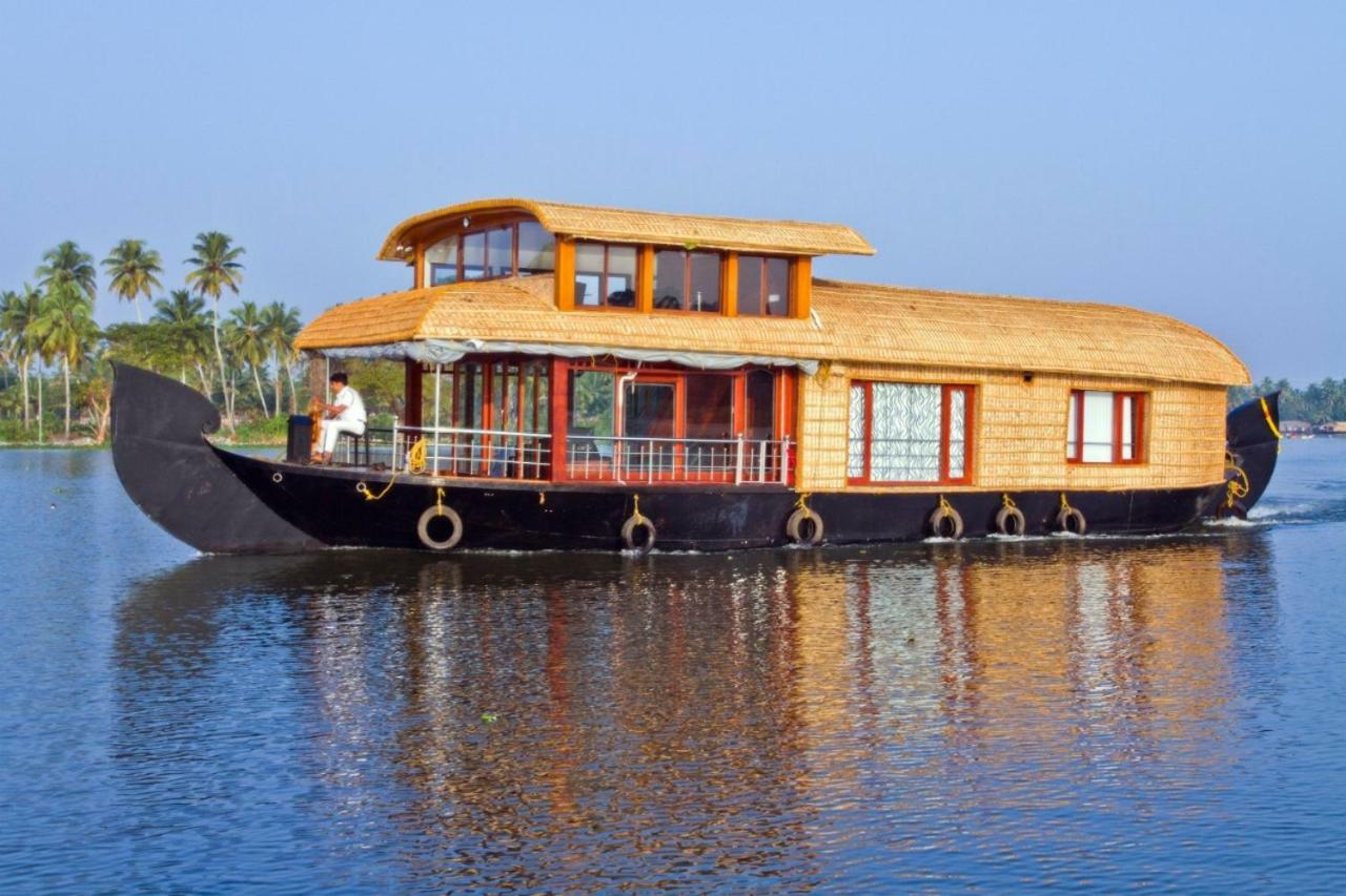 โคซี่ เฮาส์โบ๊ต Hotel Alappuzha ภายนอก รูปภาพ
