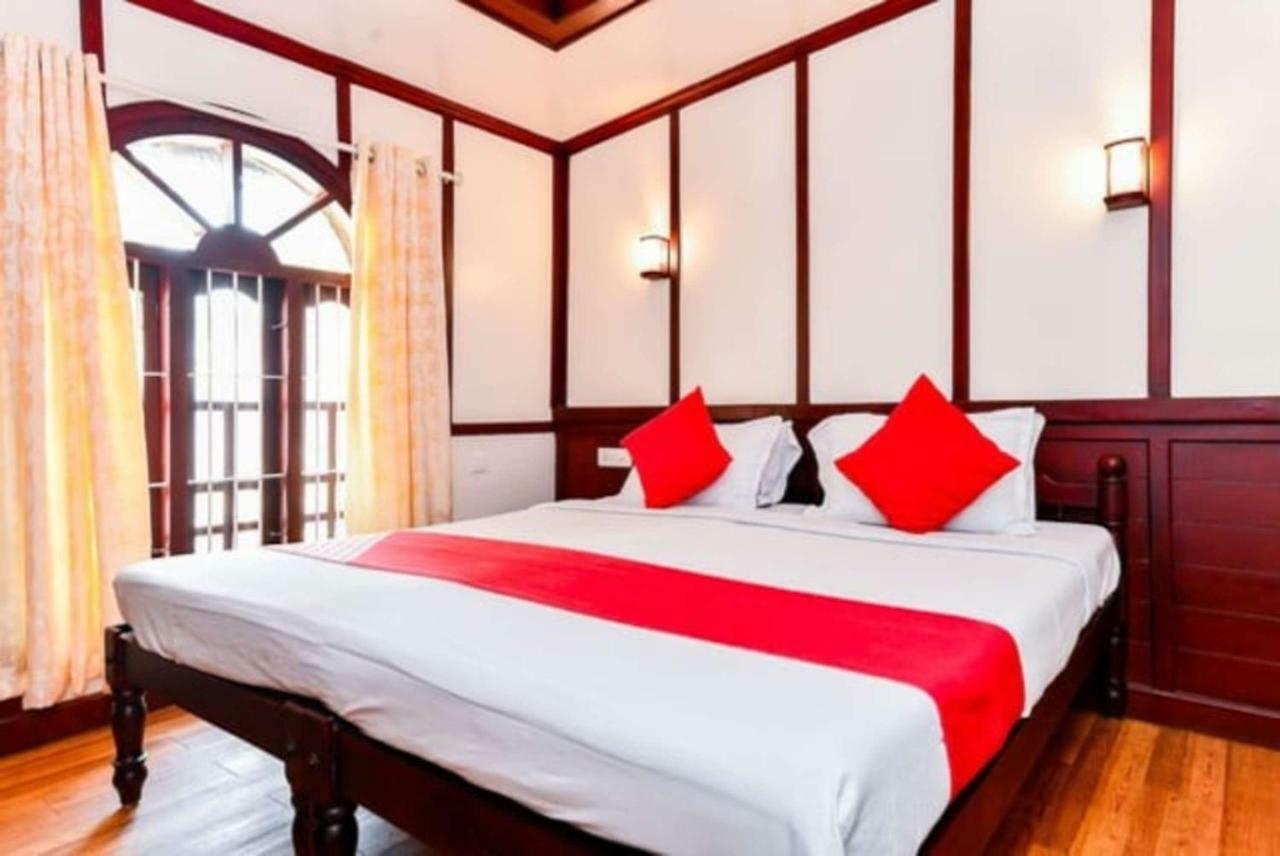 โคซี่ เฮาส์โบ๊ต Hotel Alappuzha ภายนอก รูปภาพ