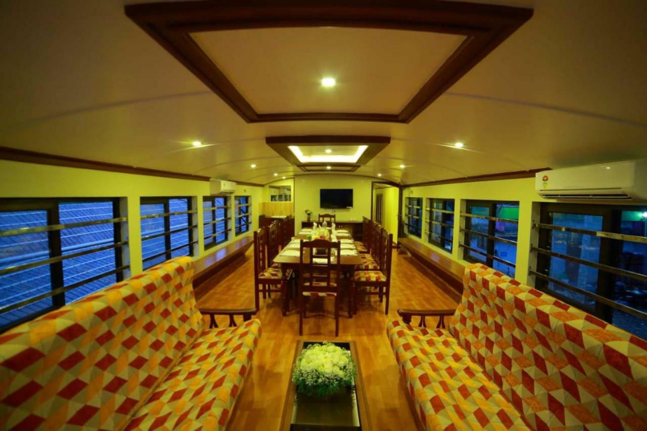 โคซี่ เฮาส์โบ๊ต Hotel Alappuzha ภายนอก รูปภาพ
