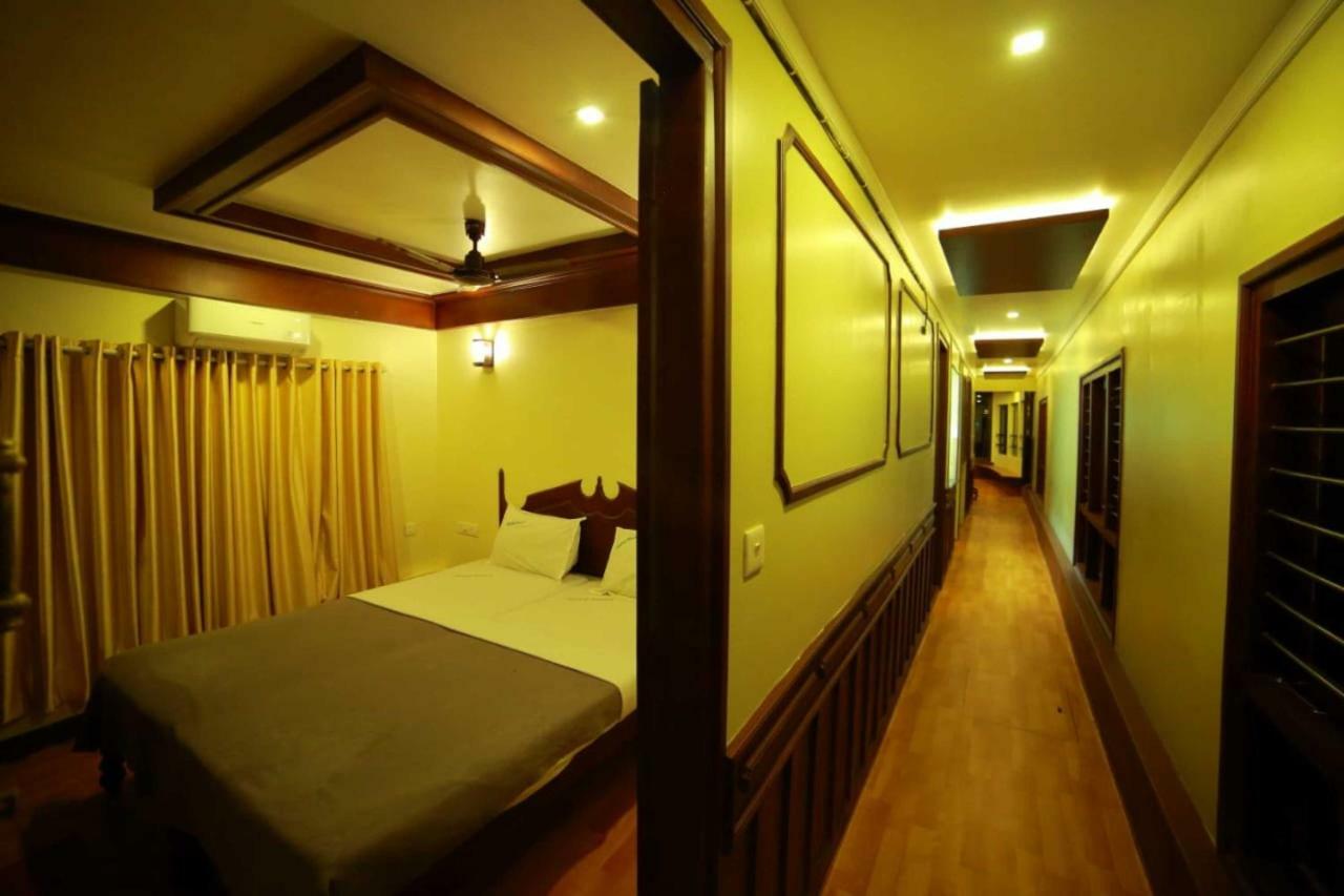 โคซี่ เฮาส์โบ๊ต Hotel Alappuzha ภายนอก รูปภาพ