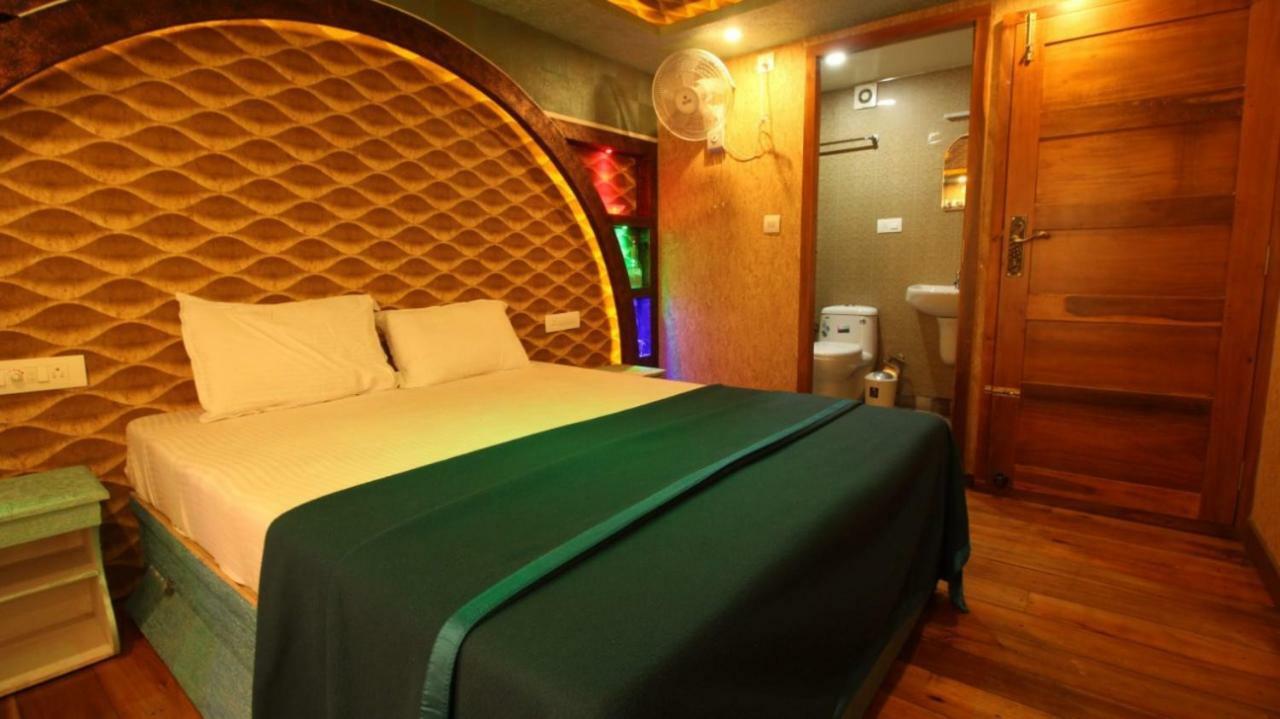 โคซี่ เฮาส์โบ๊ต Hotel Alappuzha ภายนอก รูปภาพ