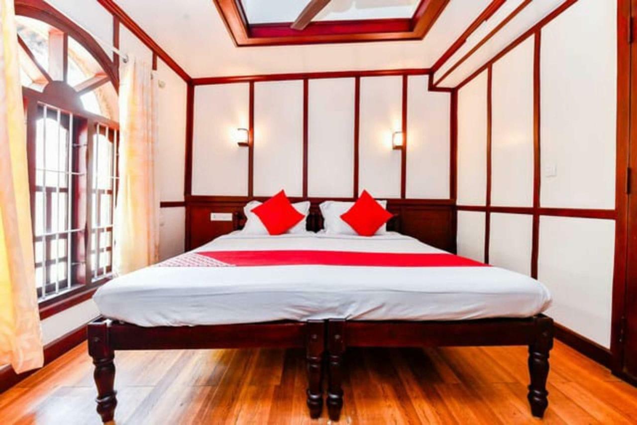 โคซี่ เฮาส์โบ๊ต Hotel Alappuzha ภายนอก รูปภาพ