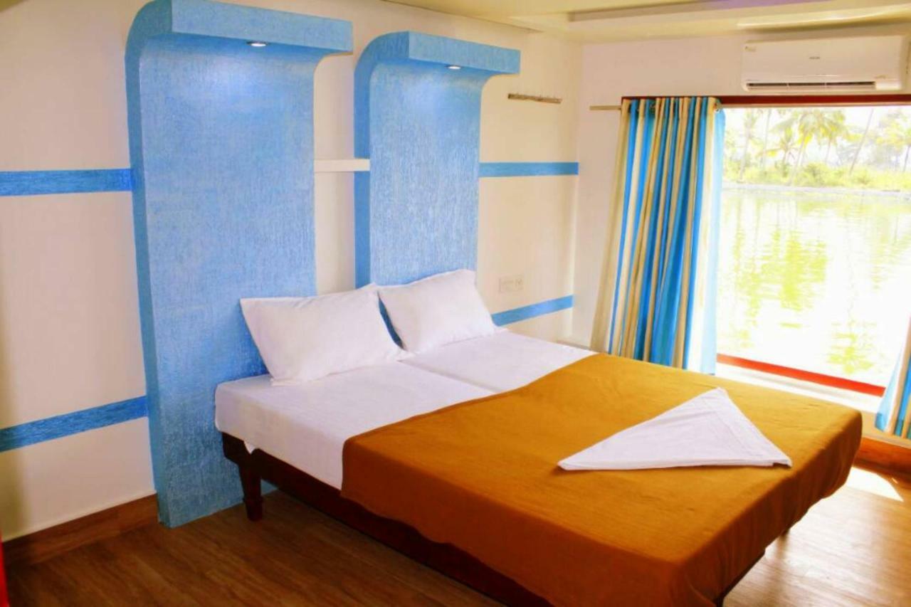 โคซี่ เฮาส์โบ๊ต Hotel Alappuzha ภายนอก รูปภาพ
