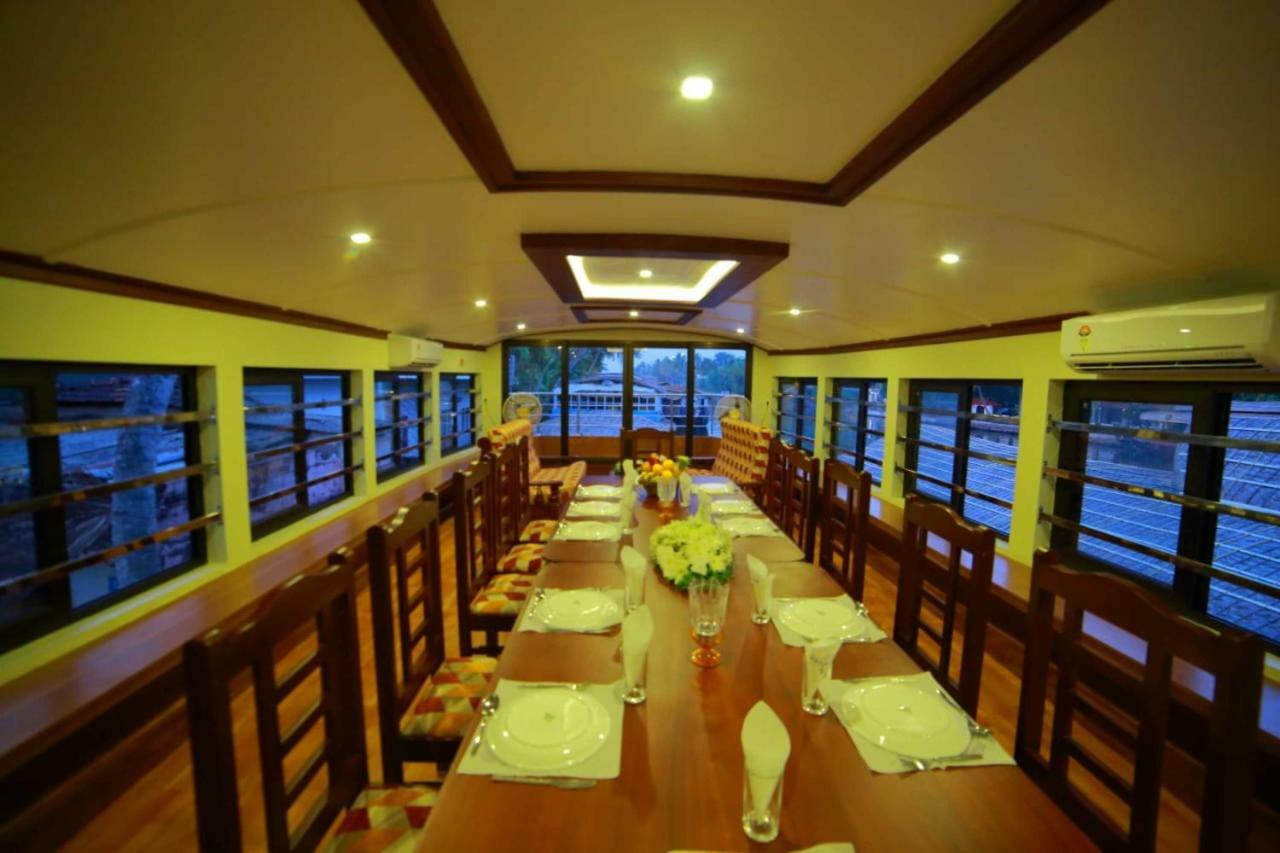 โคซี่ เฮาส์โบ๊ต Hotel Alappuzha ภายนอก รูปภาพ