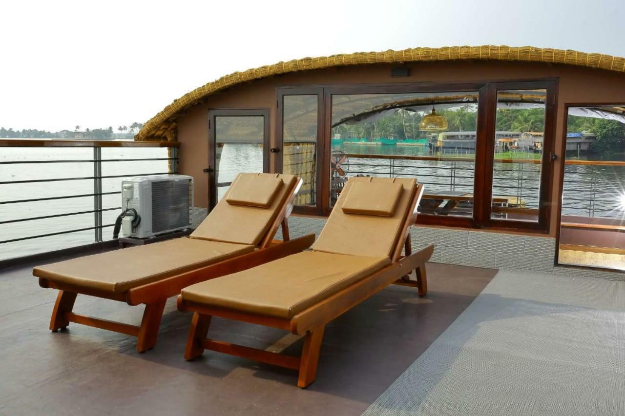 โคซี่ เฮาส์โบ๊ต Hotel Alappuzha ภายนอก รูปภาพ