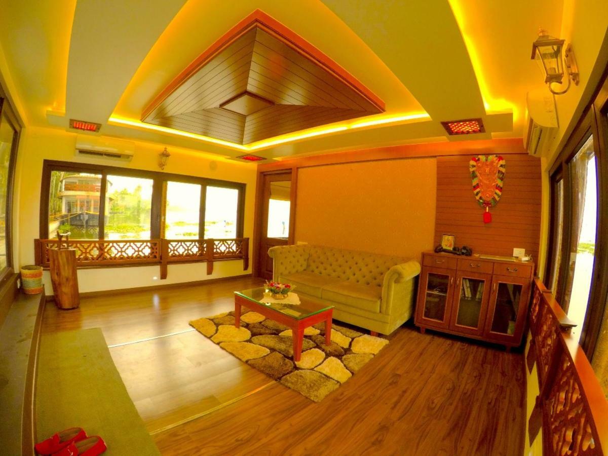 โคซี่ เฮาส์โบ๊ต Hotel Alappuzha ภายนอก รูปภาพ